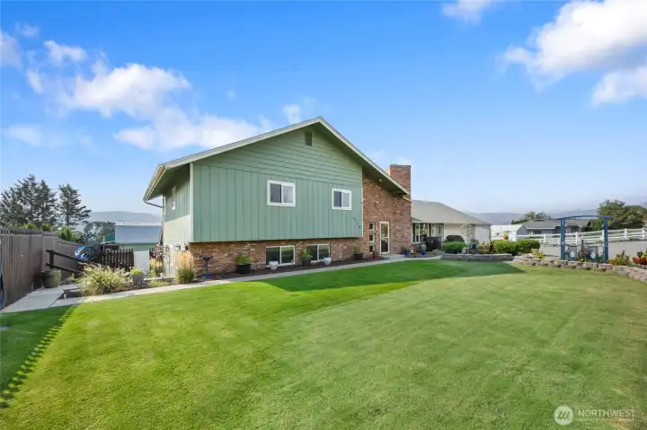 Huge level front yard, meticulously landscaped