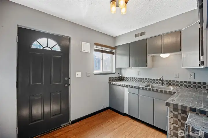 Downstairs kitchenette with it's own entrance (was used as salon recently)