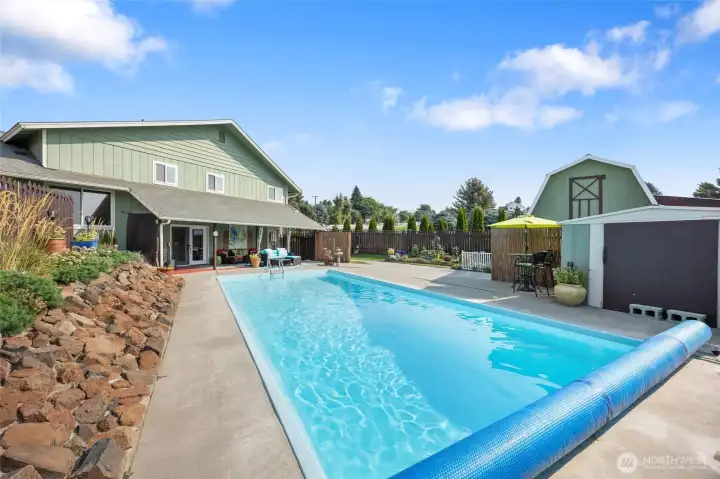 Can you imagine what great pool parties you'd have here?