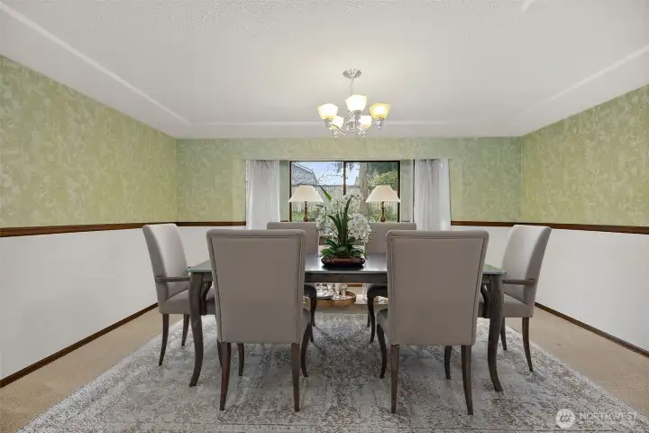 Virtually staged dining room