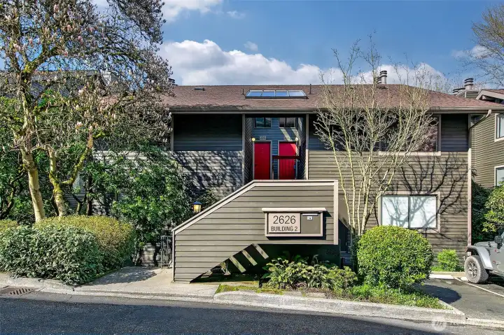 Located on North Queen Anne, and super close to Fremont, this close in condo feels peaceful and serene.