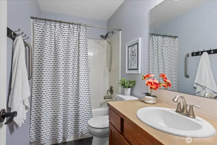 Upstairs main full bath.