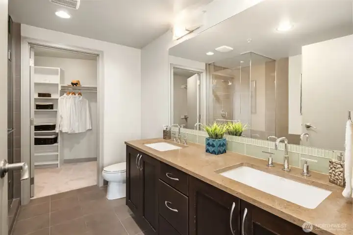 En-suite 5-piece bath with generous vanity & dual undermount sinks.