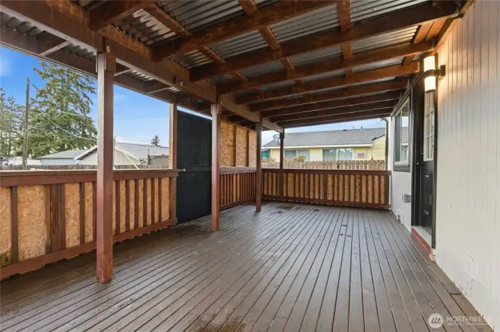 Oversized deck perfect for entertaining!