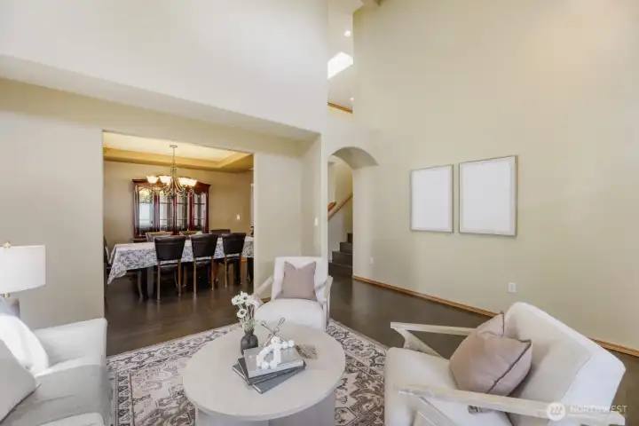 LARGE LIVING ROOM W/ ABUNDANT NATURAL LIGHT.