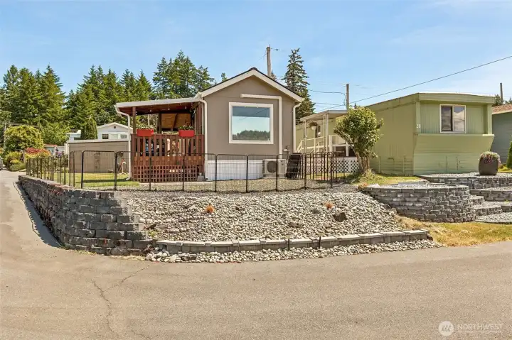 Tiny home w/lake views!