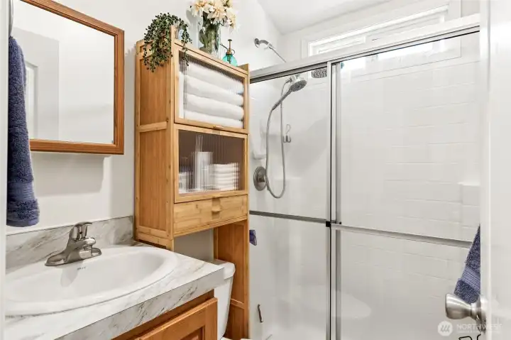 Perfect sized bathroom w/walk in shower.