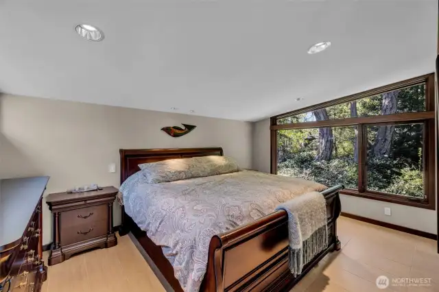 The second guest bedroom.