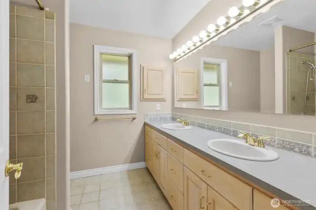 Full guest hall bathroom.