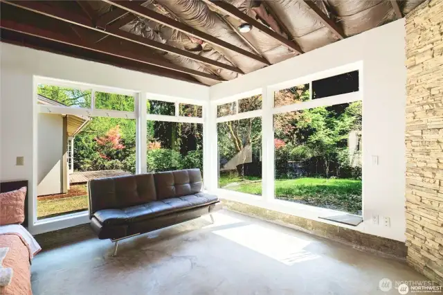 This studio offers a attached garage, large corner windows that create a stunning connection to nature- bringing the outdoors in. The effect is immersive, offering the feeling of being nestled in the forest while enjoying the comfort of indoor living. It’s a truly special space that blends light, scenery, and serenity.