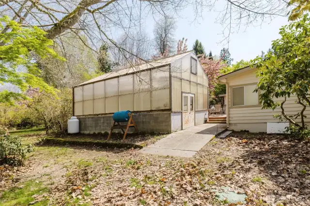 This property includes a large greenhouse, reportedly designed to support tropical plants—an exciting opportunity for garden enthusiasts. While its history is based on hearsay, it does feature what appears to be a climate control system (current functionality unknown).