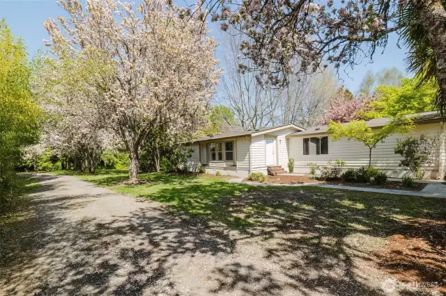 The main house offers 2,286 sq ft of comfortable living space, plus a spacious mudroom, bringing the total to approximately 2,670 sq ft.