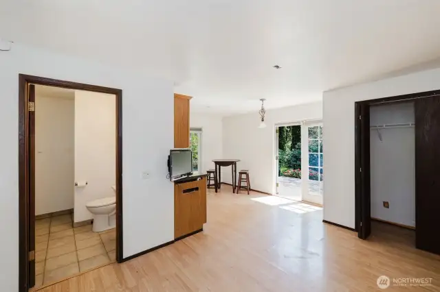 Although compact, you will find everything you need in the second studio. Bathroom with shower and a double closet.