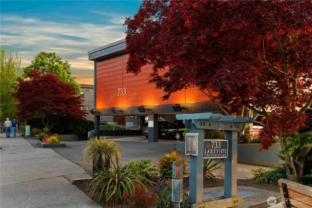 733 Lakeside is conveniently located on Lake St S and extends over the lake