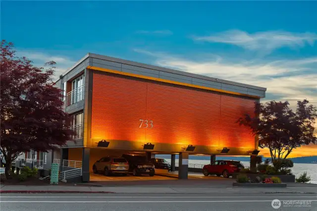 733 Lakeside is conveniently located on Lake St S and extends over the lake