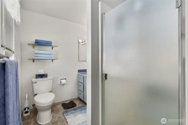 Ensuite 3/4 bath
