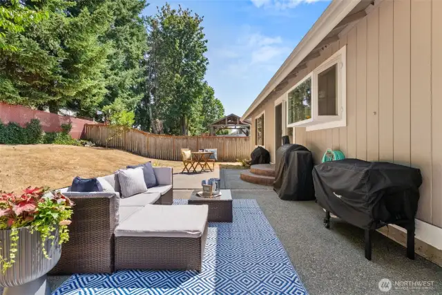 Spacious backyard and patio, ideal for outdoor dining and entertaining.