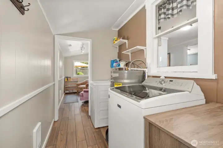 Enclosed porch with washer and dryer that stay with the home!