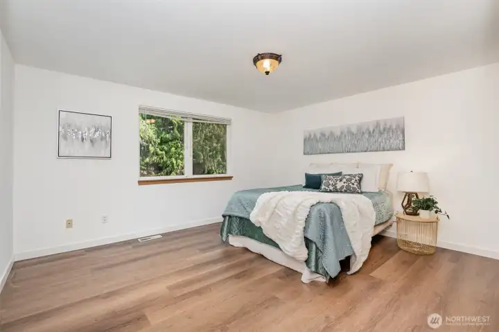Primary suite with an en-suite & walk-in closet.