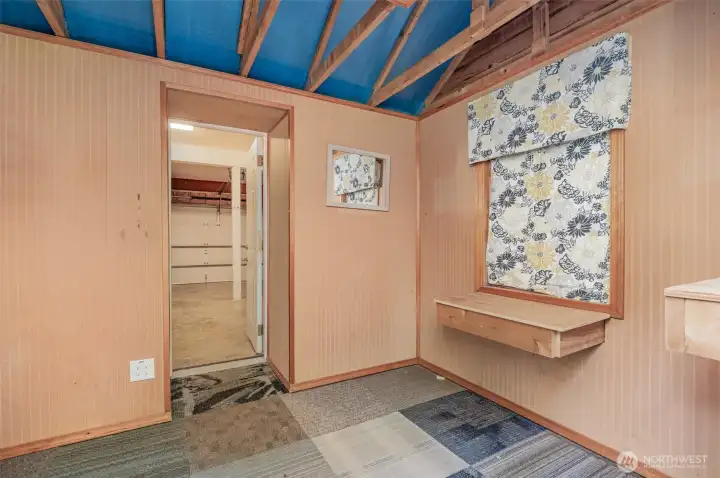 Charming studio can be a home office, gym or playhouse/catio.