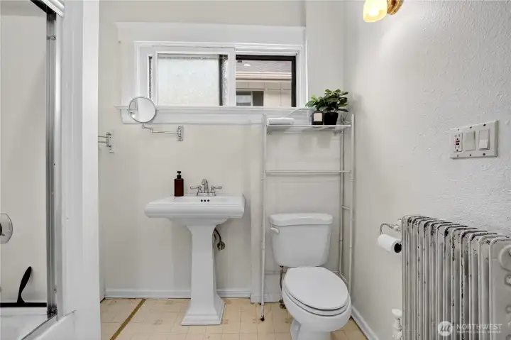 Plent of natural light flowing through upstairs full bathroom.