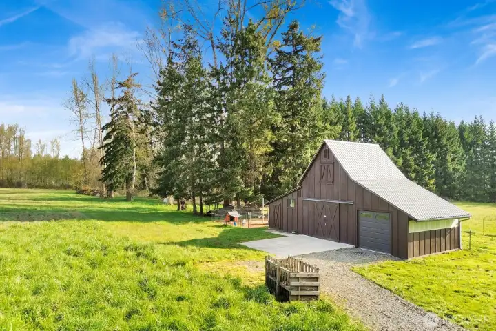 What an absolutely charming barn! Perfectly suited for your dream hobby farm! Whether it’s chickens, goats, cows, or horses, this setup is ready to bring your country lifestyle to life.
