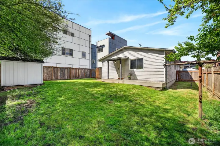 Private fully fenced backyard with Unit 2829. Private fully fenced backyard with Unit 2829.