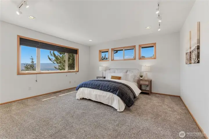 Bedroom 2 (upper floor)