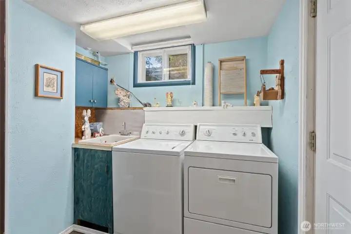Full size laundry room with plenty of space and new flooring.