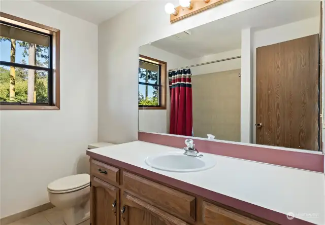 Upper full bathroom next to the bedrooms. See virtual tour link for interactive floorplans and 3D walkthrough video.