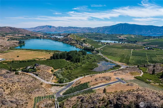 Overlooking Wapato Lake and minutes to Lake Chelan access points.
