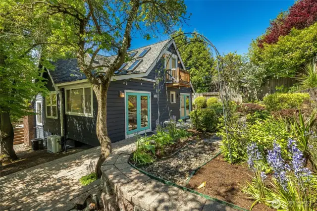 The south side yard that connects to the front deck.
