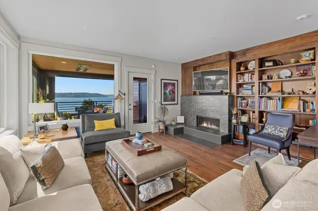 Spacious livingroom.