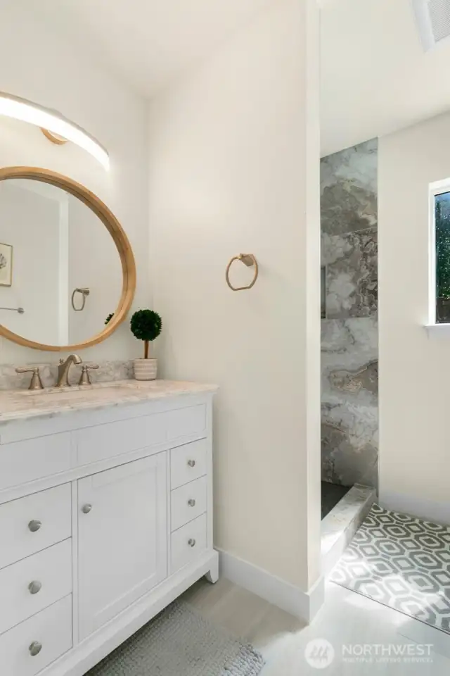 Junior suite bath