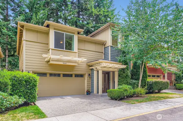 Zero lot line, detached home in Hideaway - a quiet community tucked away on the edge of downtown Redmond. Unbeatable location just minutes to EVERYTHING!
