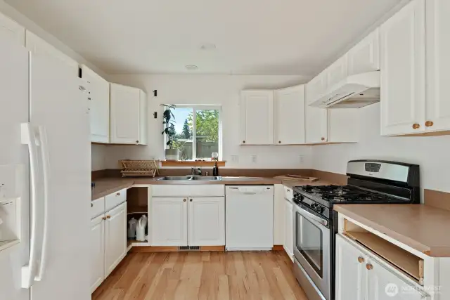Kitchen w/gas stove