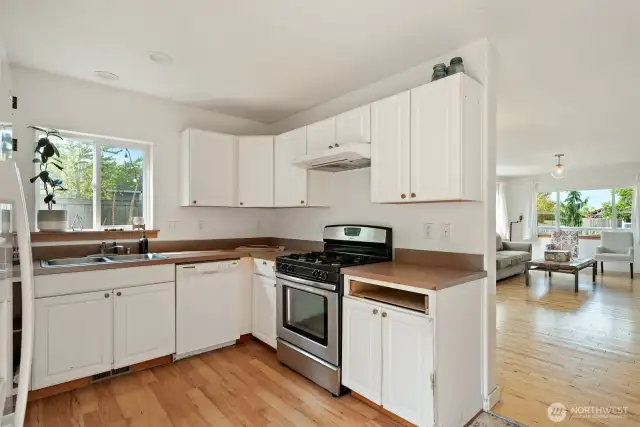 Kitchen w/gas stove