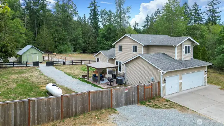 Great setup with gate to access back yard/pasture
