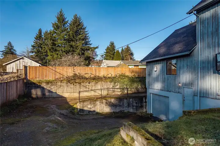 Curved drive down to garage from front of house