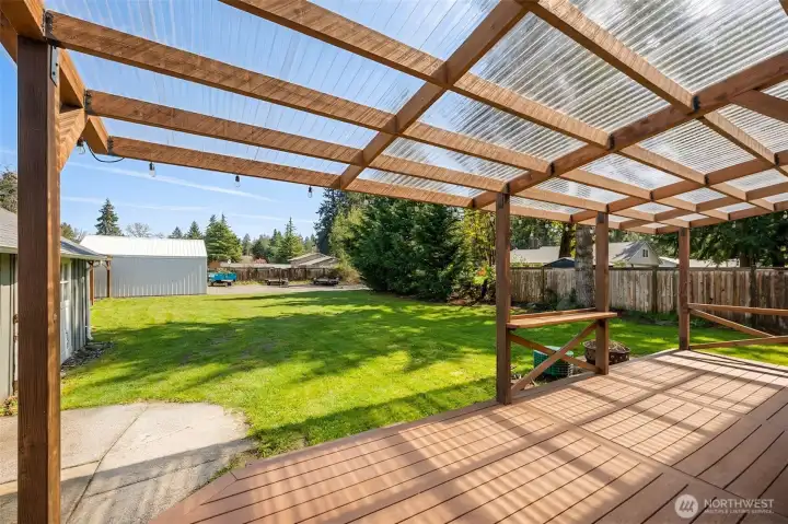 Large covered deck w/trex decking