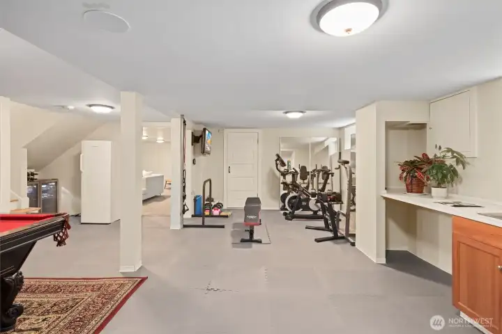 Additional flex space, perfect for home gym