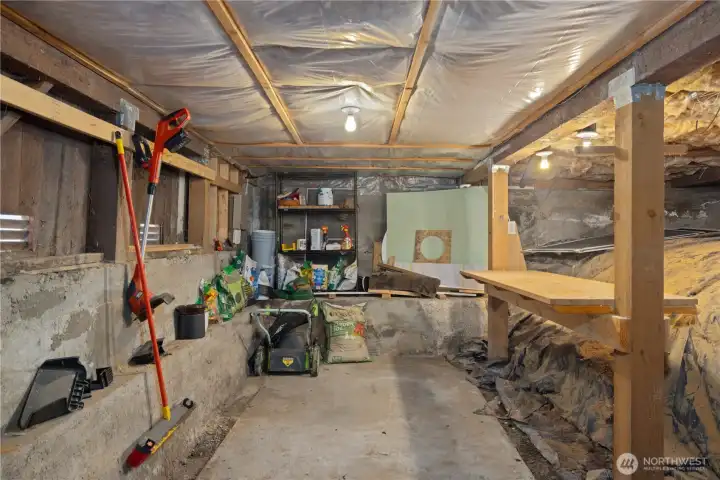 Storage / worshop area
