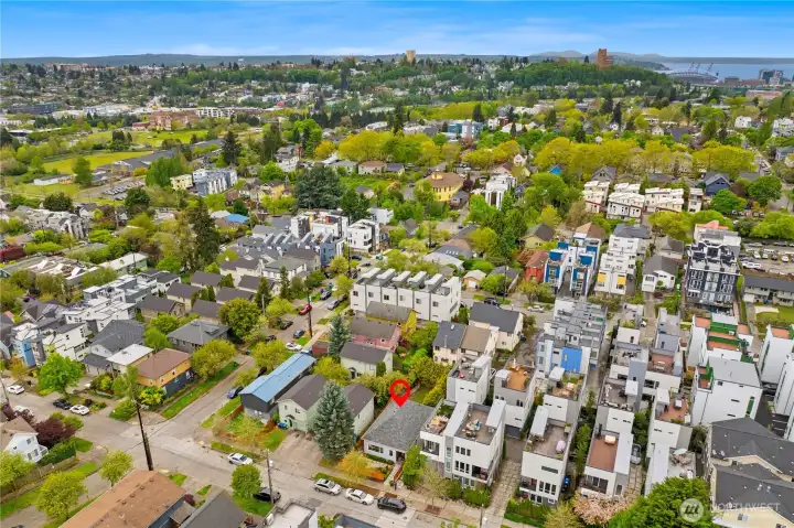 Prime location close to shopping, walkable to neighborhood dining in the Ridge, and more!