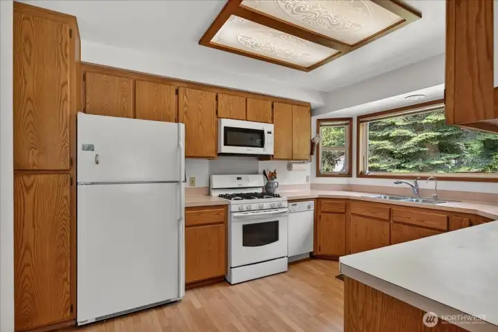 Great kitchen layout with gas cooktop!