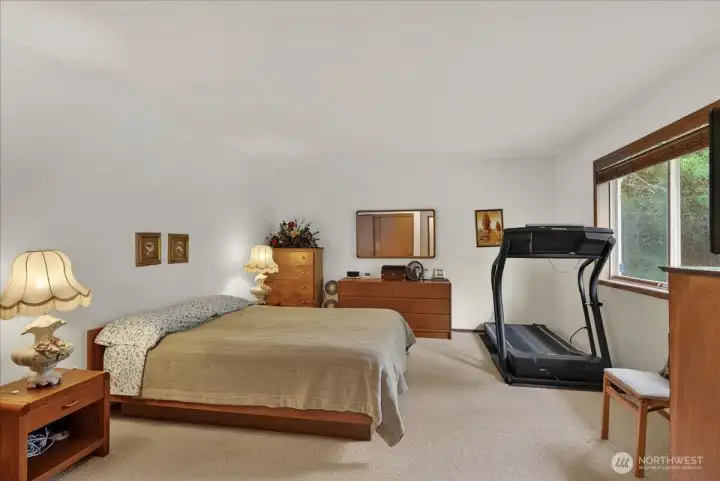 Huge primary bedroom wtih window that overlooks the peaceful backyard.
