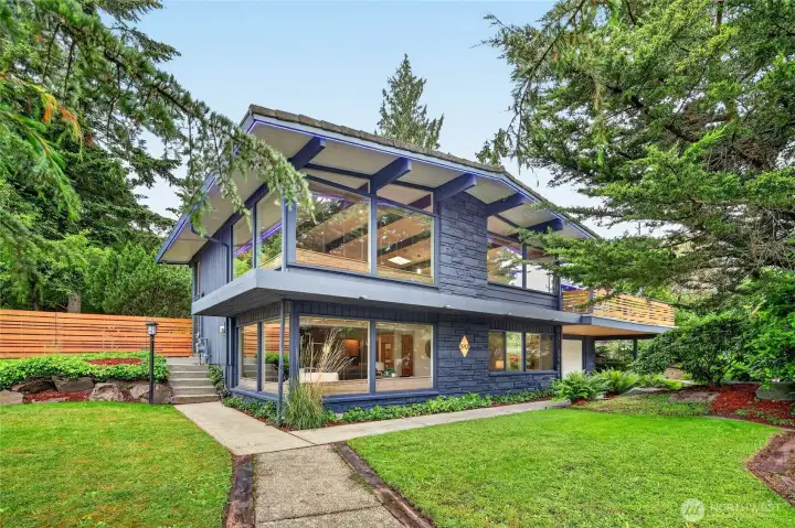 Built in the style of a John Burrows home and located in the desirable Horizon View neighborhood.