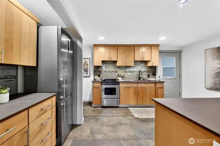 Let's talk about the full downstairs kitchen, what a dream!
