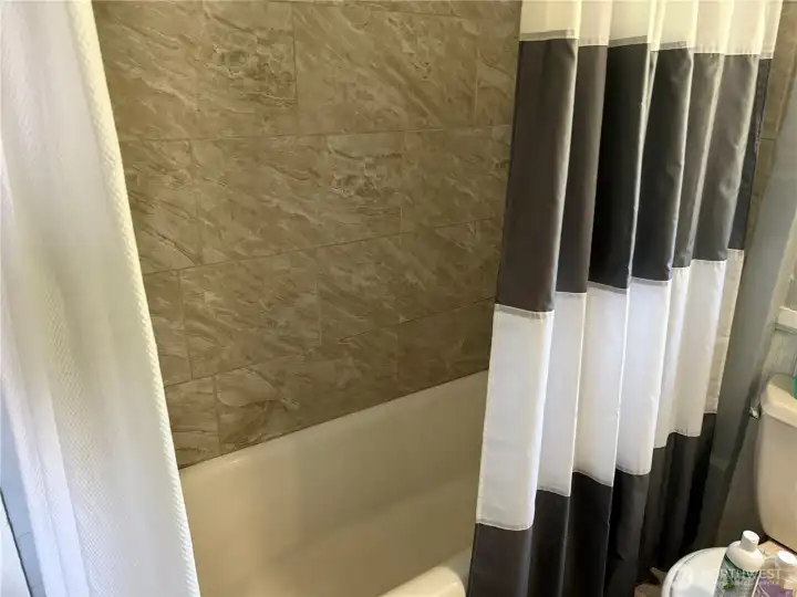 Shower/tub
