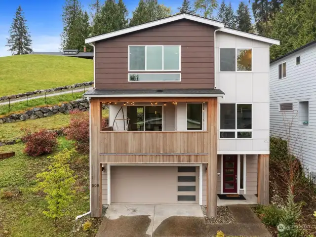 Stunning 5 bedroom 2019 modern resale just steps from the Lake!