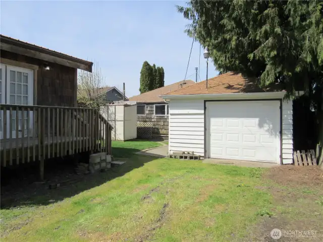 Studio & Garage w/Back Side Ally access parking